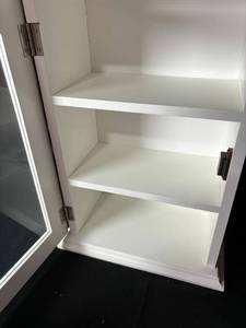 lot 565 image: White Wall-Mounted Display Cabinet with Glass Door and Shelves