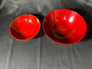 lot 569 image: Set of 2 Red Decorative Bowls