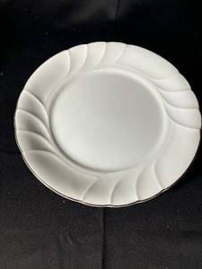 lot 728 image: Set of 8 White Porcelain Dinner Plates with Swirl Design