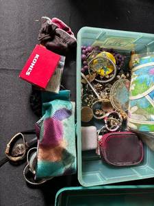 lot 750 image: Assorted Jewelry and Accessories Lot