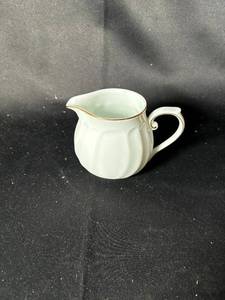 lot 813 image: Elegant White Porcelain Tableware Collection with Gold Trim