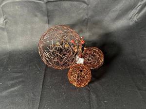 lot 817 image: Decorative Red Glass Bowl and Wire Orbs Set