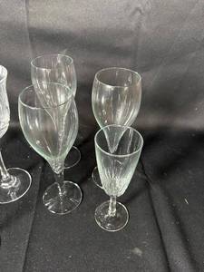lot 822 image: Lot of Assorted Crystal Wine Glasses