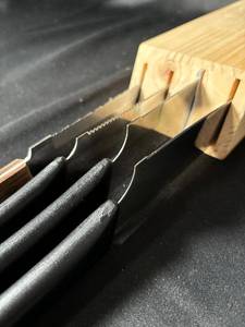 lot 823 image: Set of Four Steak Knives in Wooden Block