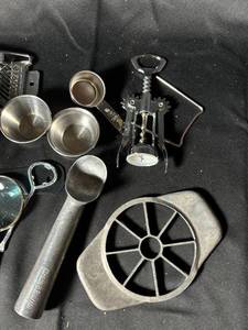 lot 825 image: Variety Lot of Kitchen Tools and Utensils