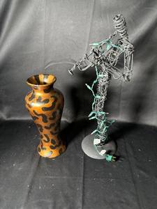 lot 833 image: Decorative Leopard Print Vase and Wire Musician Figurine with Lights