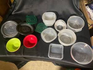 lot 619 image: Assorted Plastic Containers with Lids - 14 Pieces
