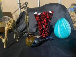 lot 625 image: Lot of Decorative Art Objects - Statues, Vases, and Glass Sculpture
