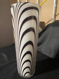 lot 633 image: Elegant Art Glass Vase with Black and White Swirl Design