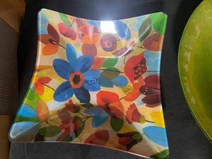 lot 634 image: Lot of 4 Decorative Bowls - Various Designs
