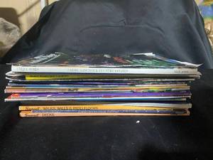 lot 638 image: Assorted Magazines and Booklets Lot