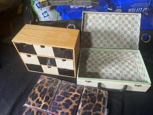 lot 652 image: Lot of Assorted Storage and Gift Items