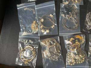 lot 660 image: Assorted Lot of Costume Jewelry