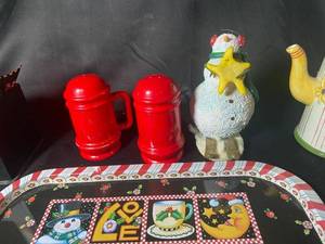 lot 663 image: Assorted Holiday Decor and Kitchenware Lot