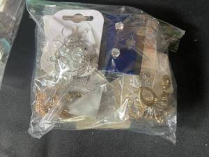 lot 665 image: Assorted Lot of Fashion Earrings - 9 Pairs