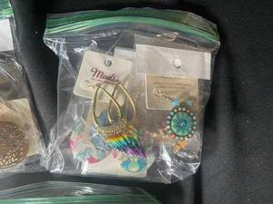 lot 670 image: Mixed Assorted Fashion Earrings Lot