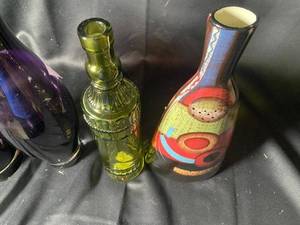 lot 678 image: Lot of 4 Decorative Glass Vases