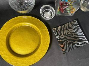 lot 686 image: Assorted Glassware and Decorative Items Lot