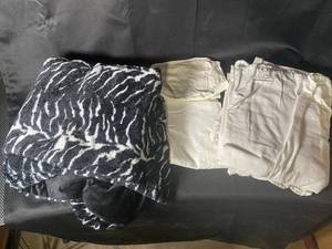 lot 692 image: Lot of Mixed Blankets and Bed Sheets