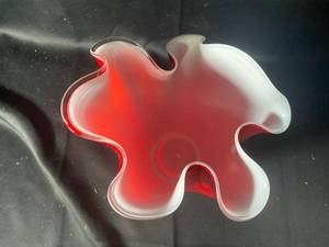 lot 697 image: Stunning Red Cracked Glass Vase with Unique Rim Design