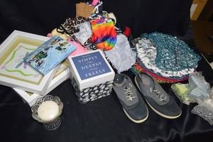 lot 29 image: Assorted Household Items and Accessories Lot