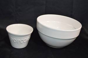lot 74 image: Ceramic Popcorn Bowl Set - 2 Pieces