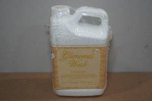 lot 24 image: Tyler Candle Co Glamorous Laundry Detergent -Limelight, 907g