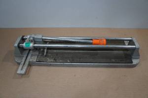 lot 45 image: Manual Tile Cutter