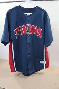 lot 97 image: Minnesota Twins Jersey - Large - Morneau