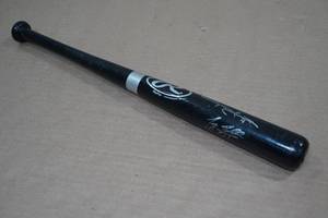 lot 100 image: Signed Minnesota Twins Mini Bat - Guerrier, Tiffee, Bartlett
