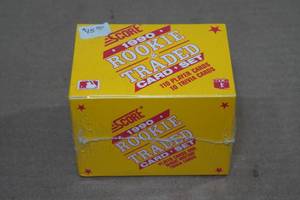 lot 109 image: 1990 Score Rookie & Traded Complete Baseball Card Set