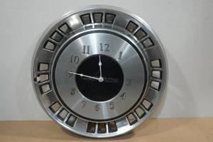 lot 126 image: Chevy Caprice Hubcap Clock