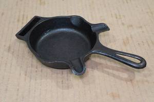 lot 144 image: Antique Griswold #570 Cast Iron Ash Tray Skillet