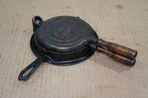 lot 145 image: Cast Iron Stover Junior Waffle Maker - Wood Handles