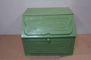 lot 148 image: Antique Green Enamel Metal Bread Box