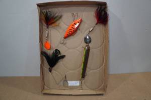 lot 157 image: 5 Musky Lures