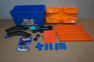 lot 257 image: Hot Wheels Track Builder Set with Cars