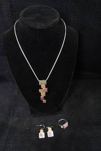 lot 292 image: Chunky Pink Stone Jewelry Set - Pendant, Ring, Earrings