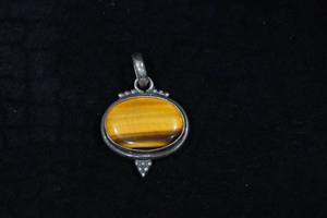 lot 315 image: Sterling Silver Tigers Eye Pendant