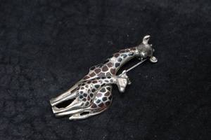 lot 318 image: Giraffe Mother and Baby Pin - Inlaid Stone Spots