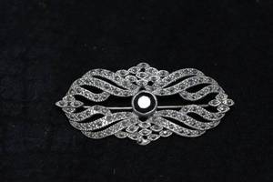 lot 319 image: Sterling Silver Pin with Black Stone