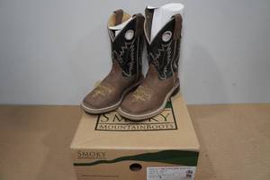 lot 370 image: Smoky Mountain Boots -Childrens Size 11.5