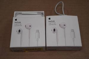 lot 378 image: 2 Apple EarPods with Lightning Connector