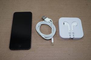 lot 384 image: Apple iPod Touch 7th Generation 32GB