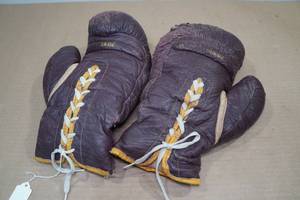 lot 394 image: Vintage 1960s 14oz Everlast Boxing Gloves