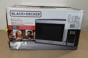 lot 417 image: Black  Decker .7 cu ft Microwave Oven