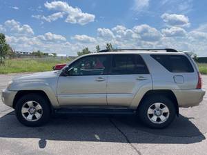 lot 18D image: 2004 Toyota 4Runner SR5 - 2 OWNERS - 4X4