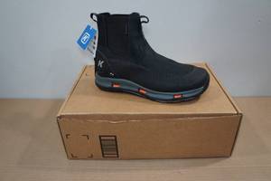 lot 16 image: Korkers Alpine Chelsea Boots - Womens 9
