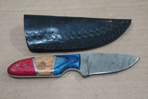 lot 28 image: Custom Damascus Style Blade Hunting Knife with Wood Blend Handle and Leather Sheath