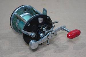 lot 44 image: Penn Peer 209 Baitcastng Fishing Reel